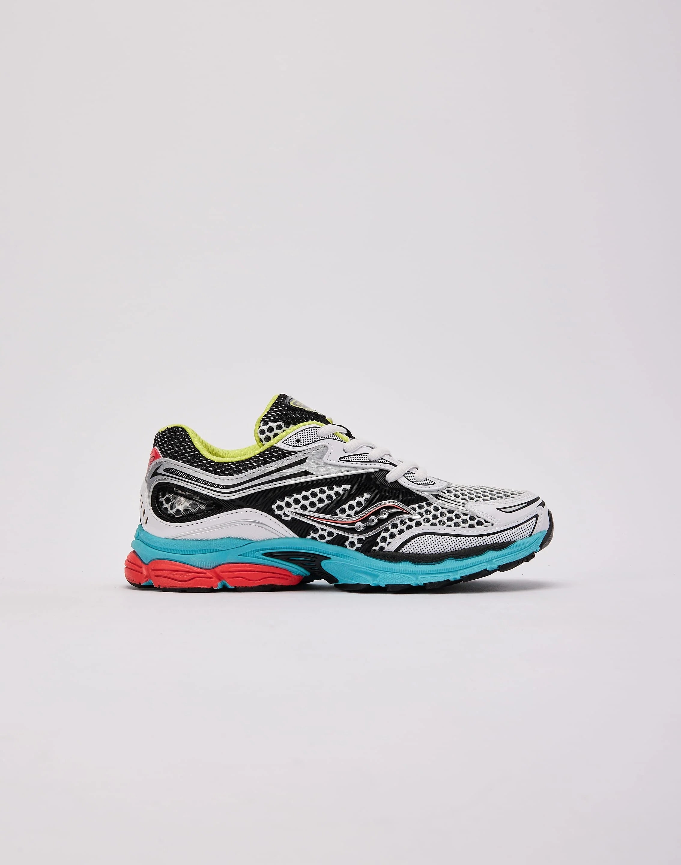 WOMANS SAUCONYS